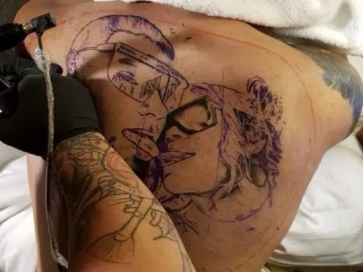 Anuel AA se hizo gigante tatuaje de Karol G en la espalda