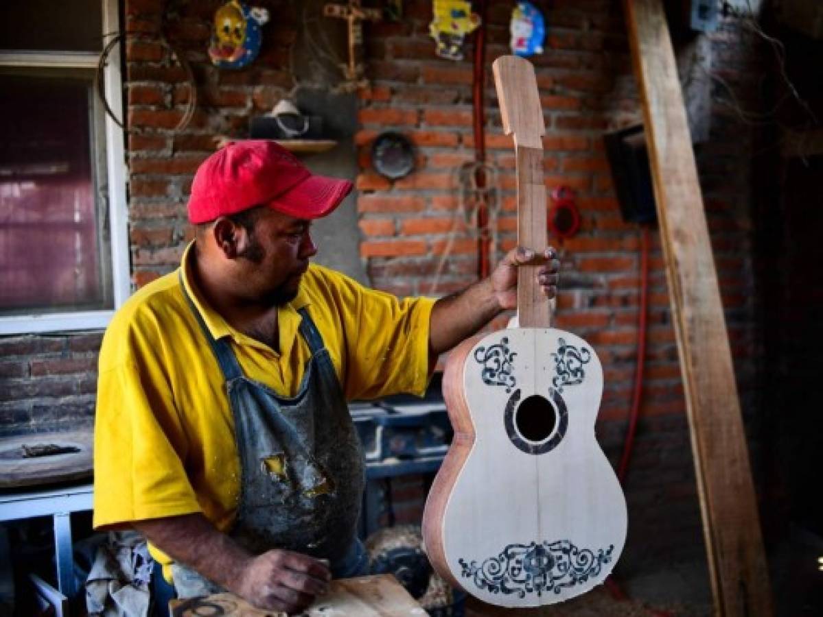 La guitarra del filme 'Coco' marca un nuevo ritmo a artesanos mexicanos