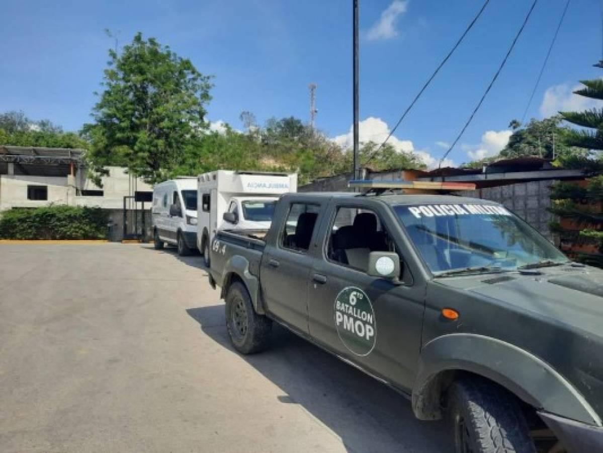 En los alrededores del centro asistencial se observan patrullas resguardando el lugar debido a que a este hospital fueron trasladados los reos heridos.