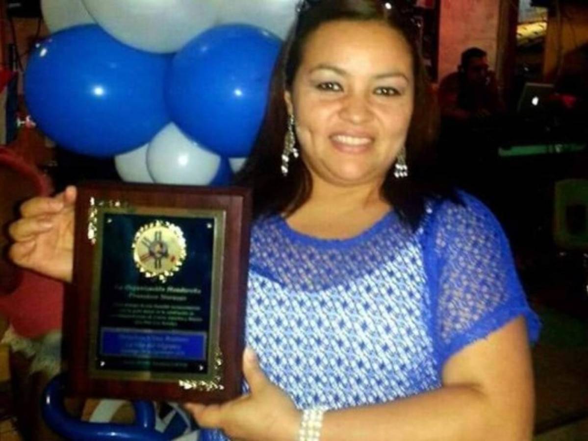 Vilma cuando recibió un reconocimiento en Miami, por la Voz del Migrante de Radio América