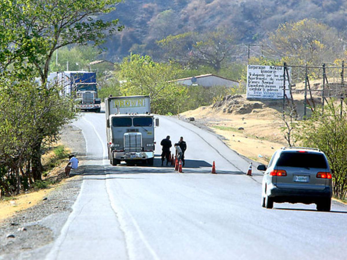 Transportistas de Centroamérica denuncian corrupción de la Policía hondureña