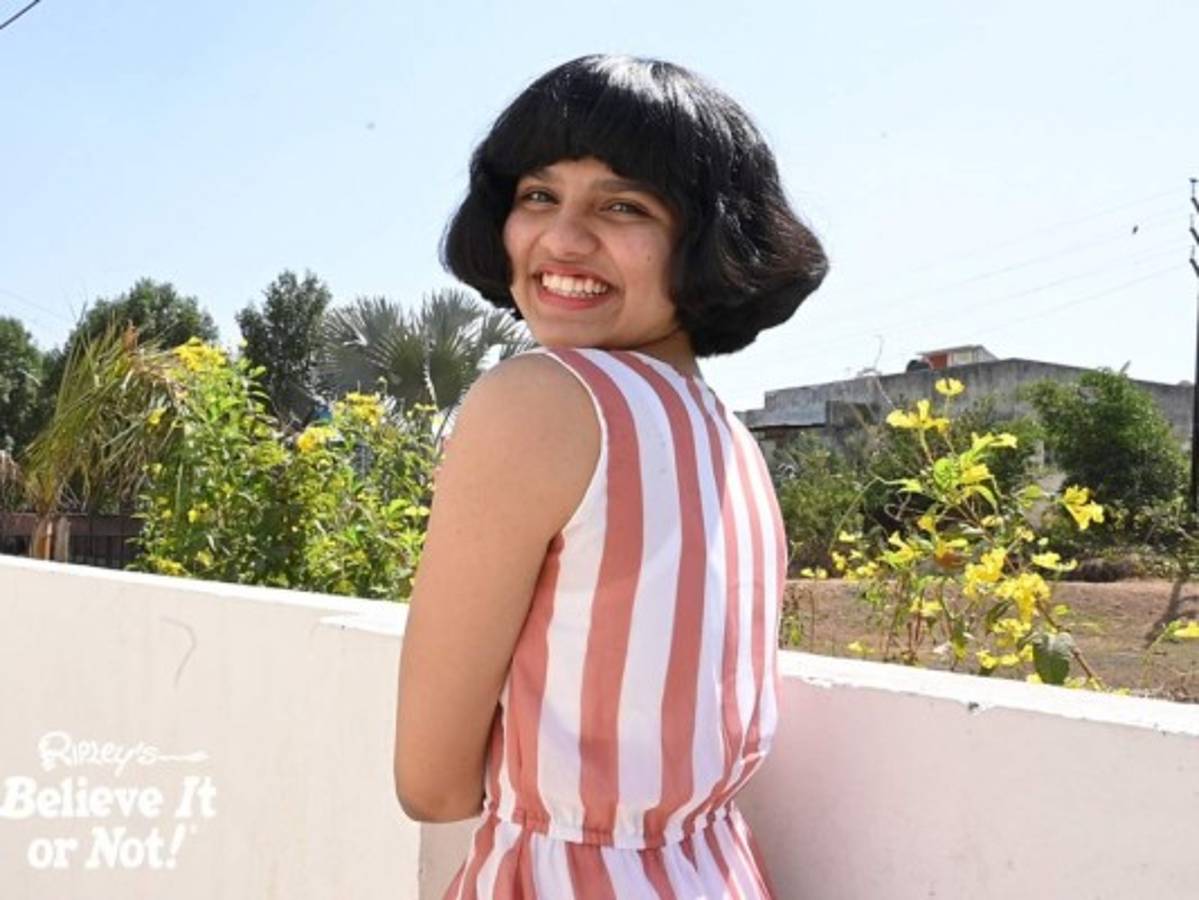 12 años después, joven se corta su cabello, el más largo del mundo