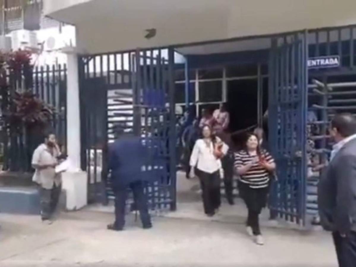 Evacúan a empleados de la Asamblea Legislativa de El Salvador por sismo de 5.9 grados