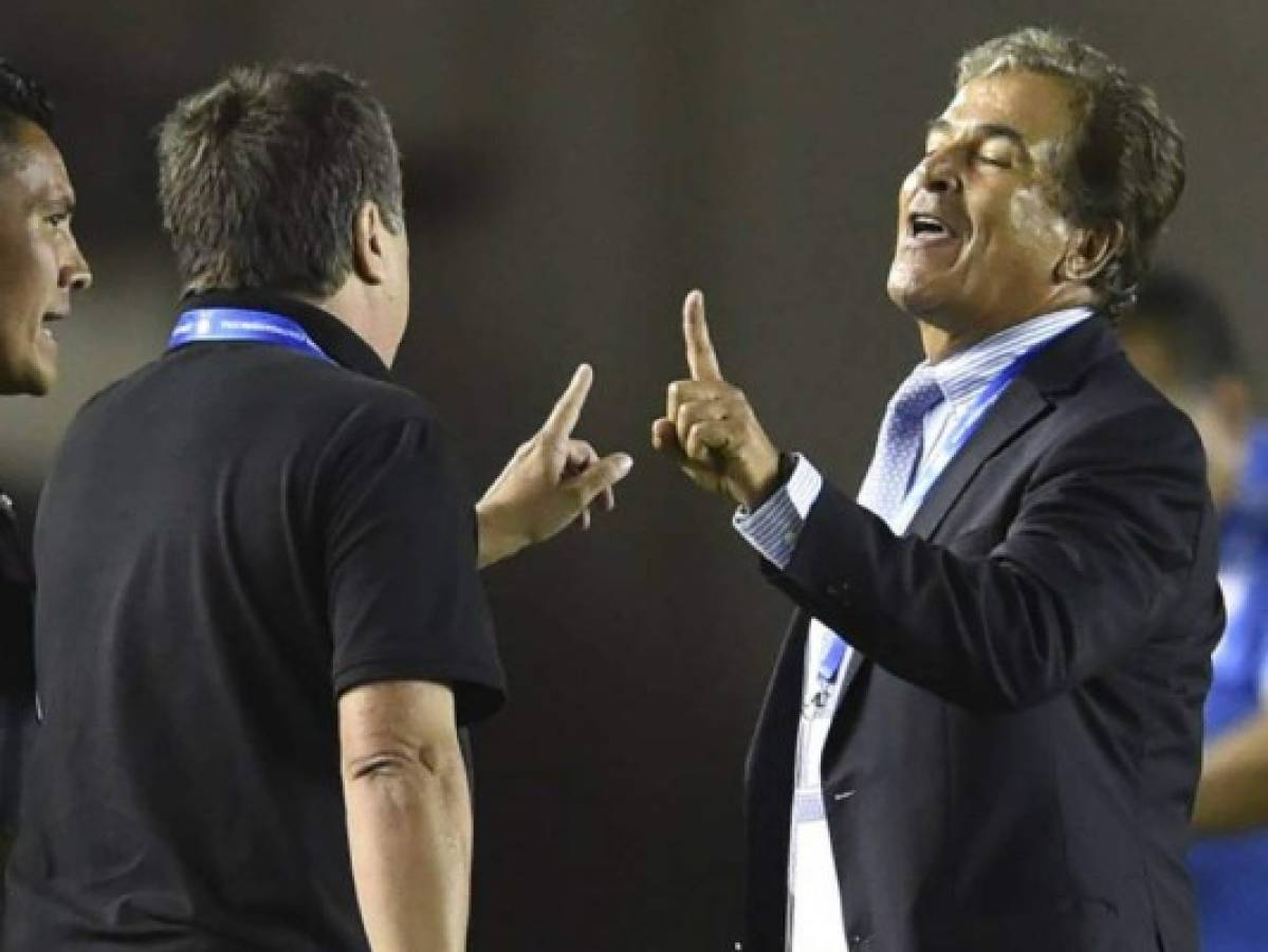 Jorge Luis Pinto y Hernán Darío Gómez discuten durante un partido entre Honduras y Panamá en la Copa Centroameriana 2017 en Ciudad de Panamá.