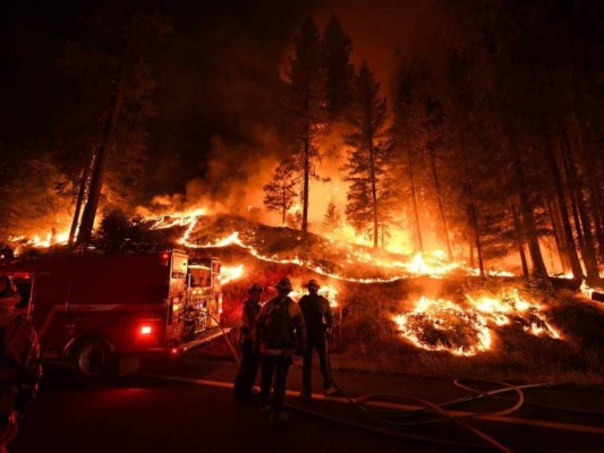 Incendio forestal obliga a evacuar a decenas de personas en el norte de California