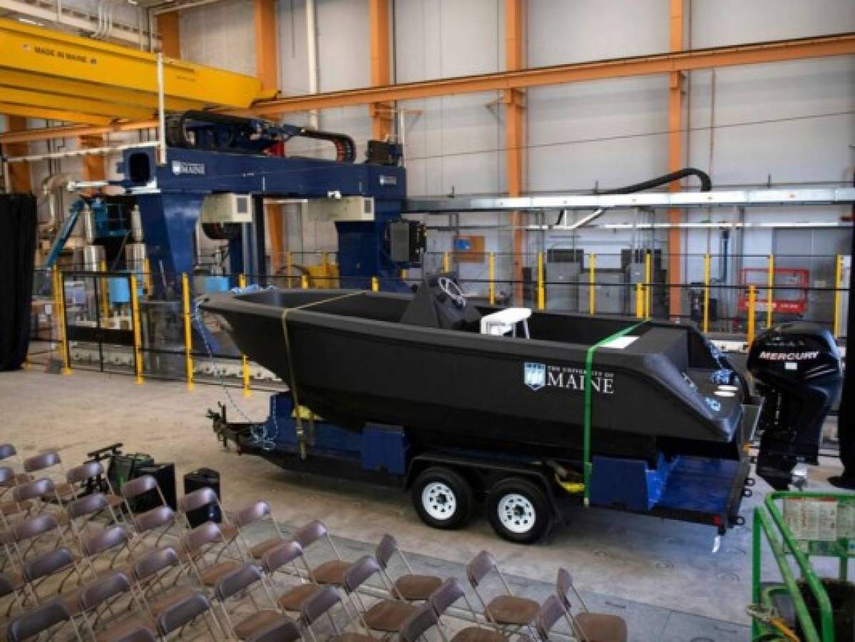 Enorme impresora 3D crea un barco capaz de navegar