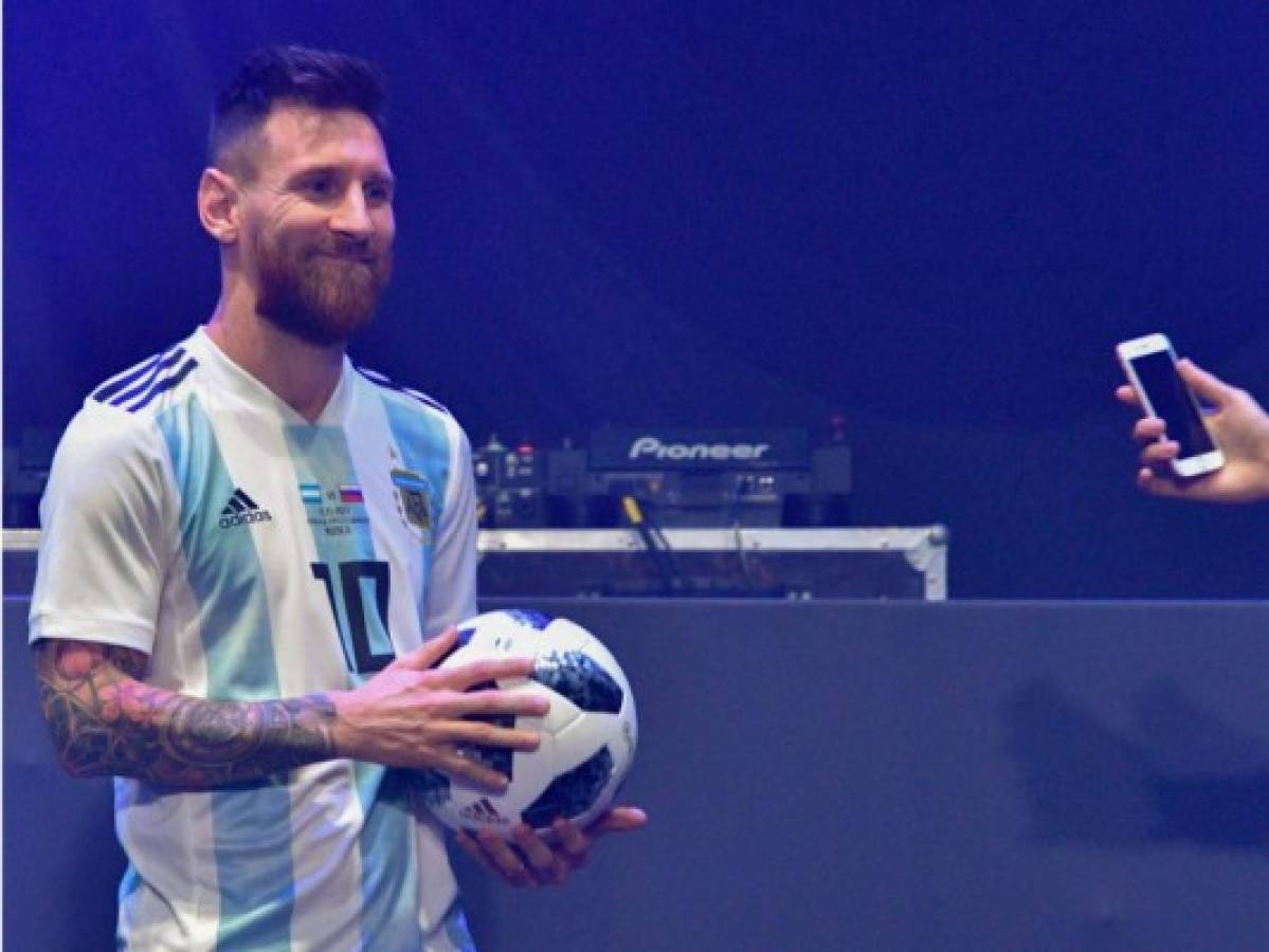 Messi presenta el balón oficial para el Mundial de Rusia  
