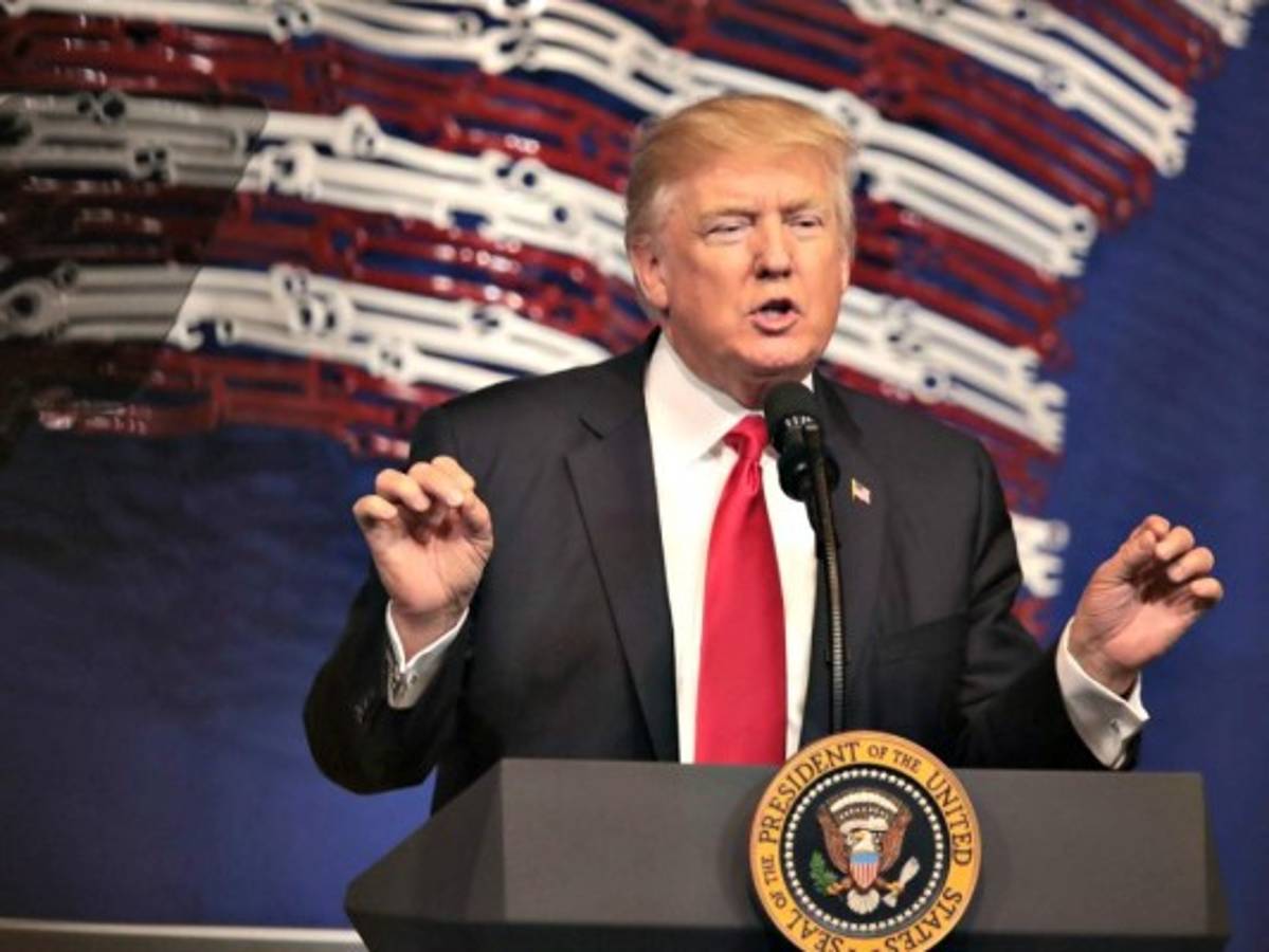 Trump firma orden para revisar visas de trabajo especializado en Estados Unidos