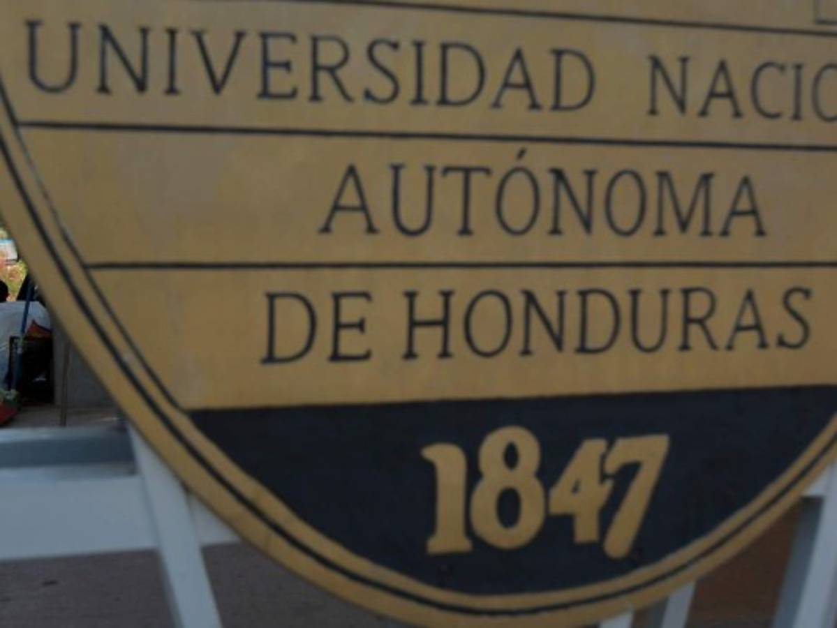 Estudiantes de UNAH-VS inician labores de desalojo