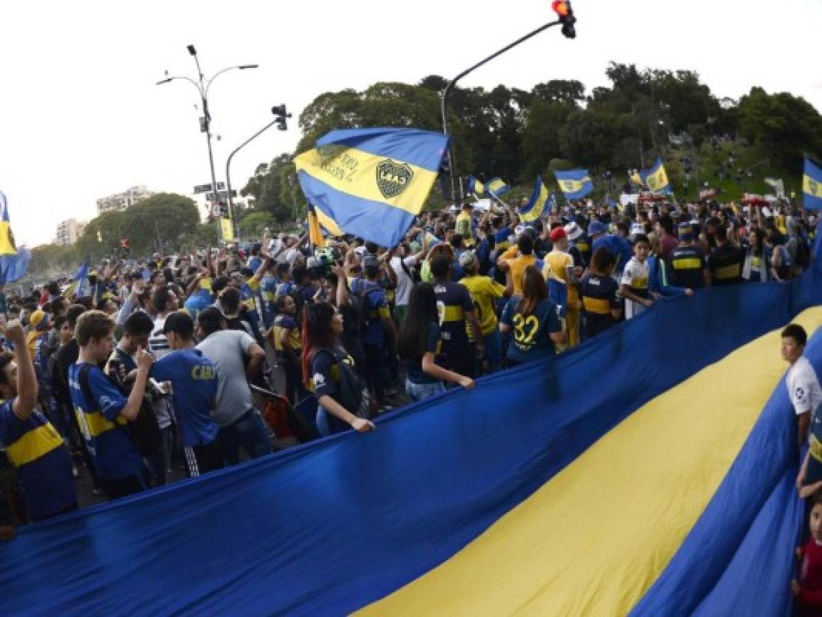 Hinchas despiden a Boca con banderazo y le piden traiga la Copa Libertadores