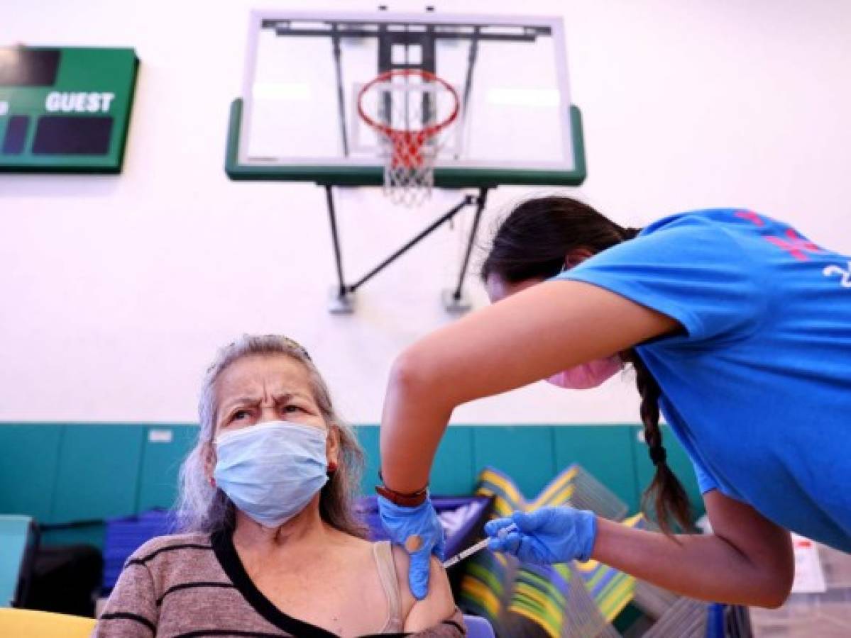 Estadounidenses vacunados culpan a los no inmunizados de prolongar pandemia