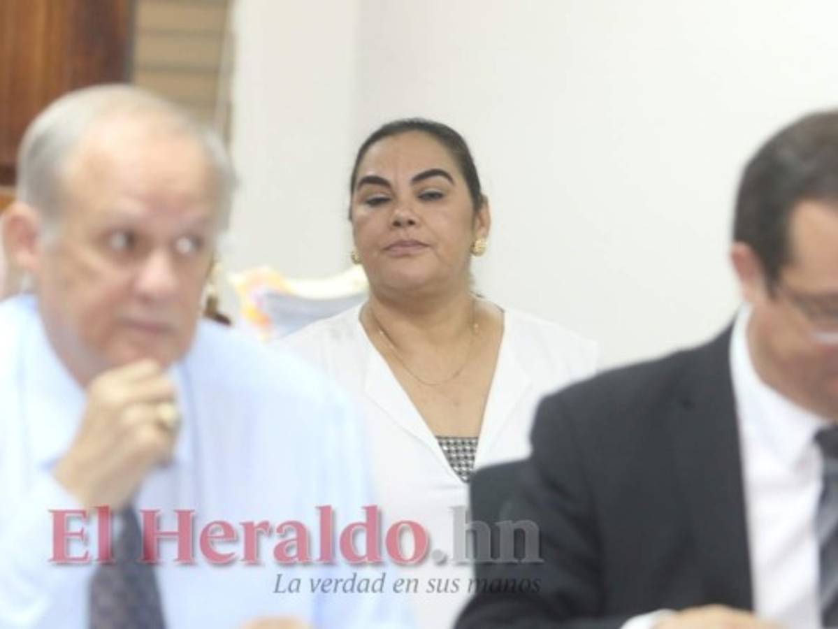 Evacúan tres testigos a favor de la ex primera dama Rosa Elena Bonilla