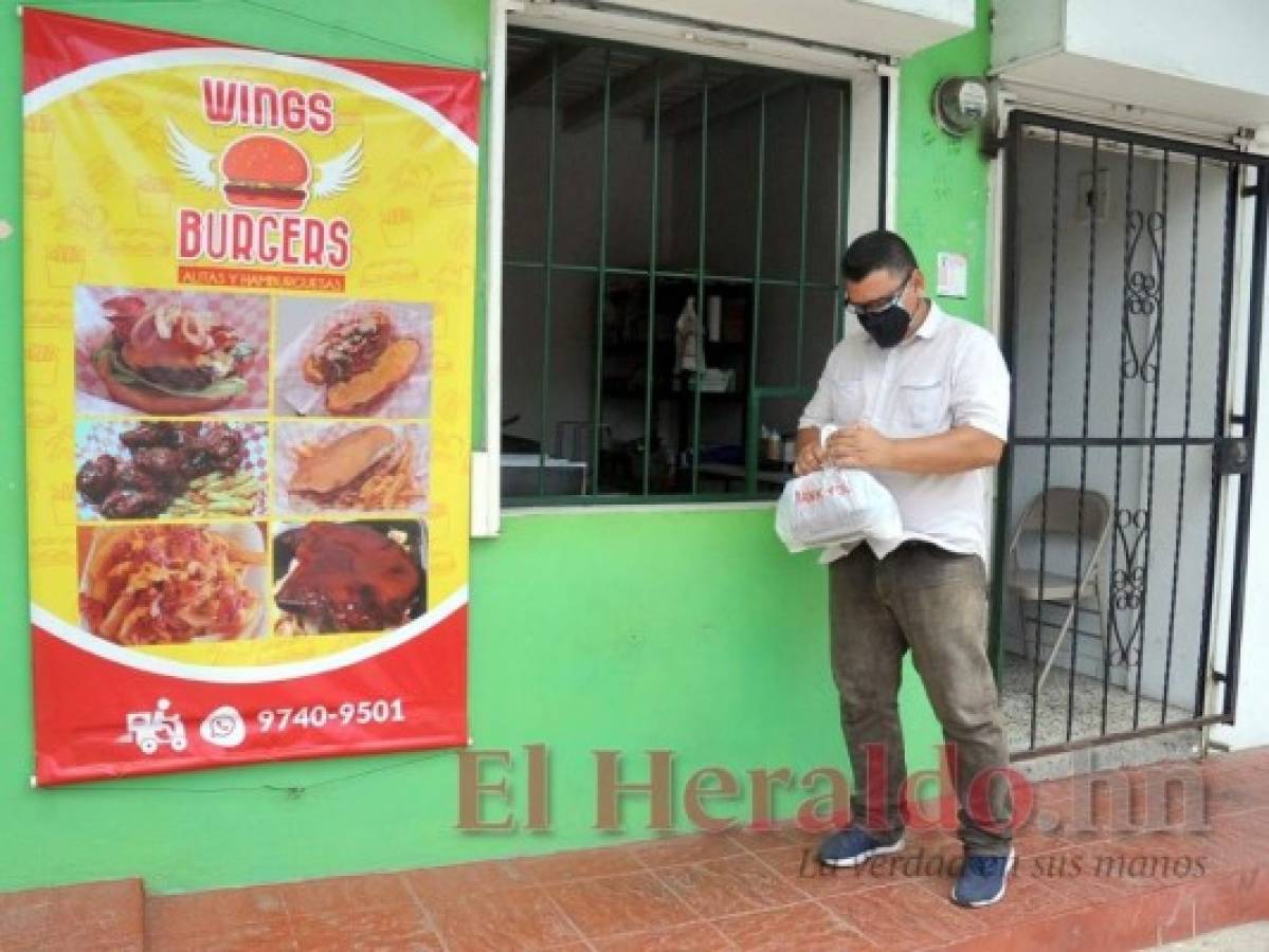 Los emprendedores no se dan por vencidos y buscan alternativas de ventas. Fotos: Marvin Salgado/El Heraldo