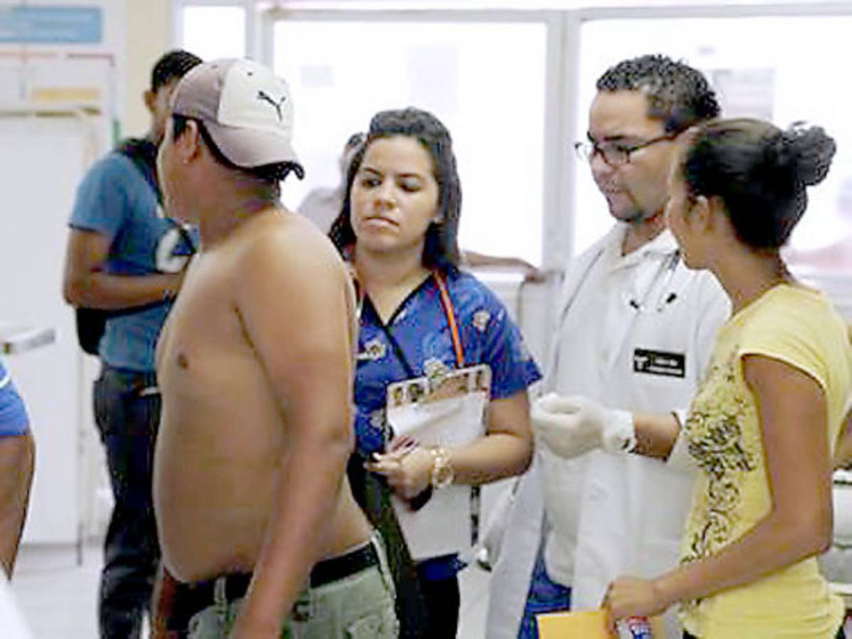 Motociclistas atacan a padre y a sus dos hijos