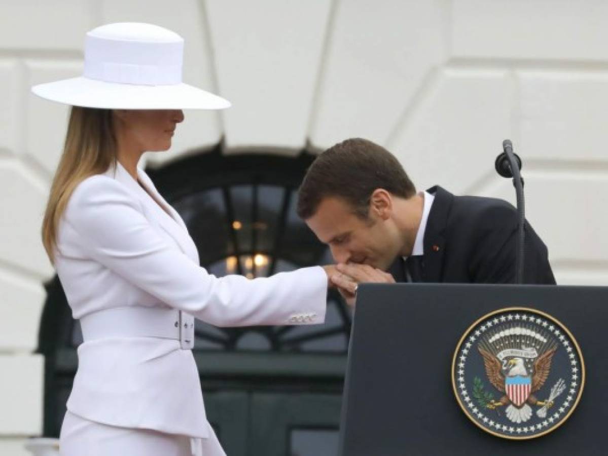 Macron besó la mano de Melania Trump durante su visita a la Casa Blanca. Foto AFP