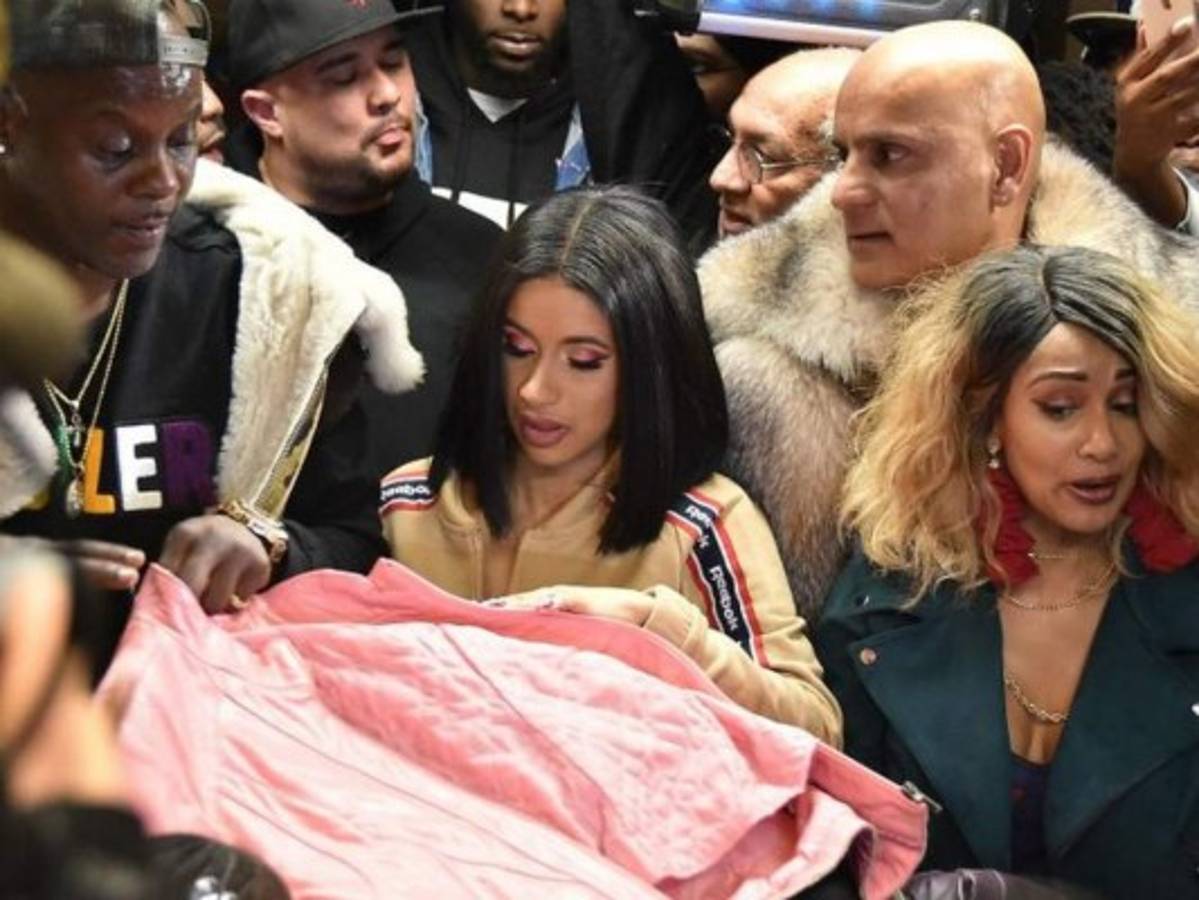 Cardi B reparte abrigos de invierno en Nueva York 