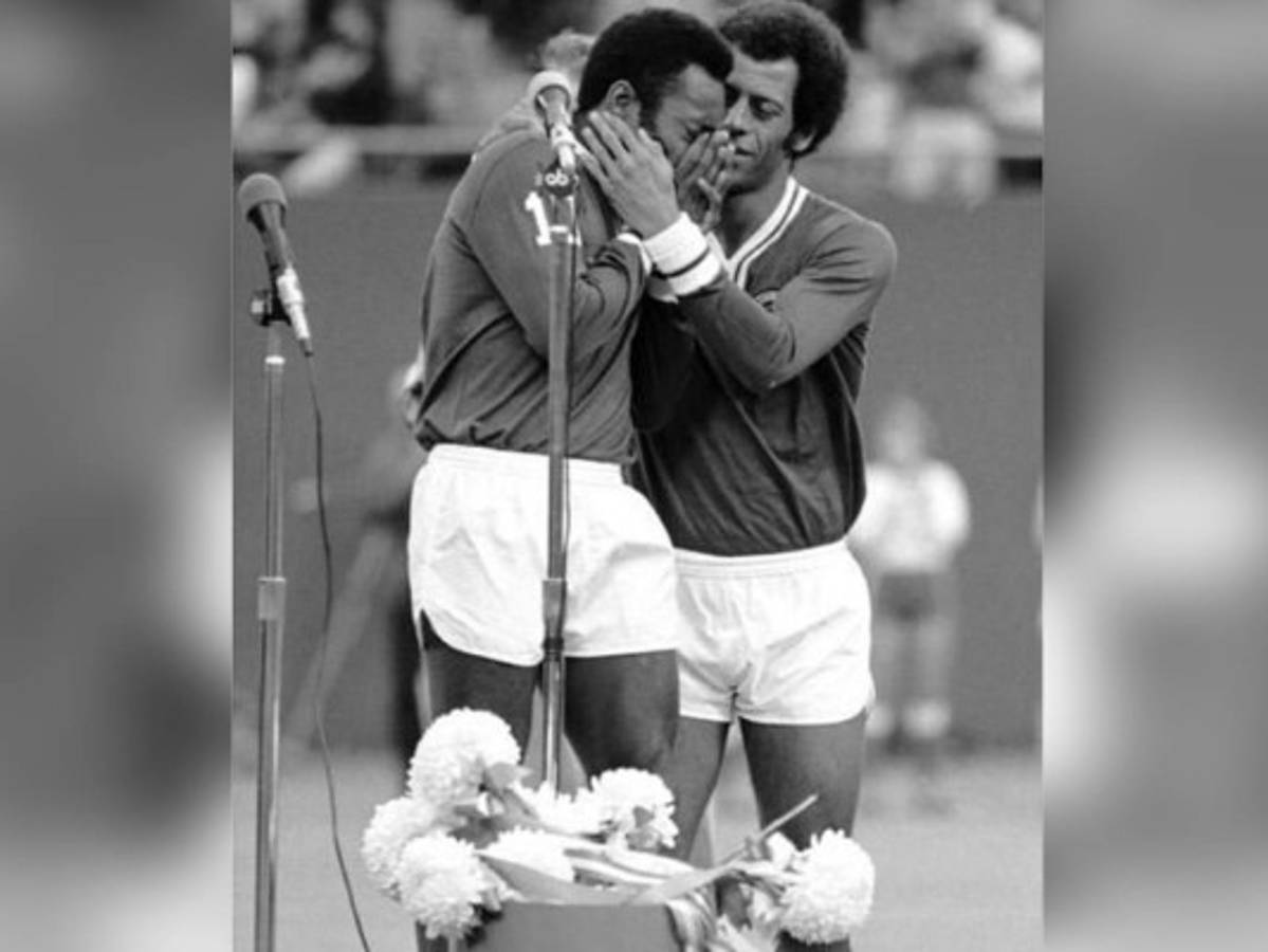 Pelé, 'profundamente triste' por la muerte de su 'hermano' Carlos Alberto