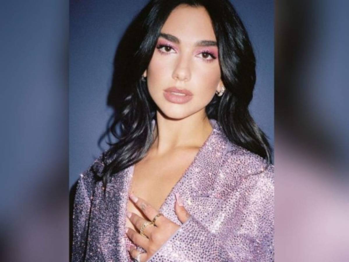 VIDEO: Dua Lipa es empujada por una fanática en México