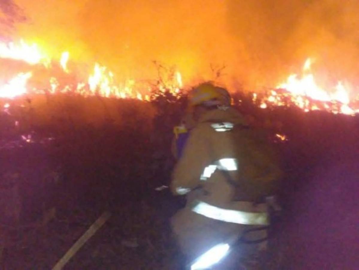 Cinco familias evacuadas por incendio en El Carpintero y El Hatillo
