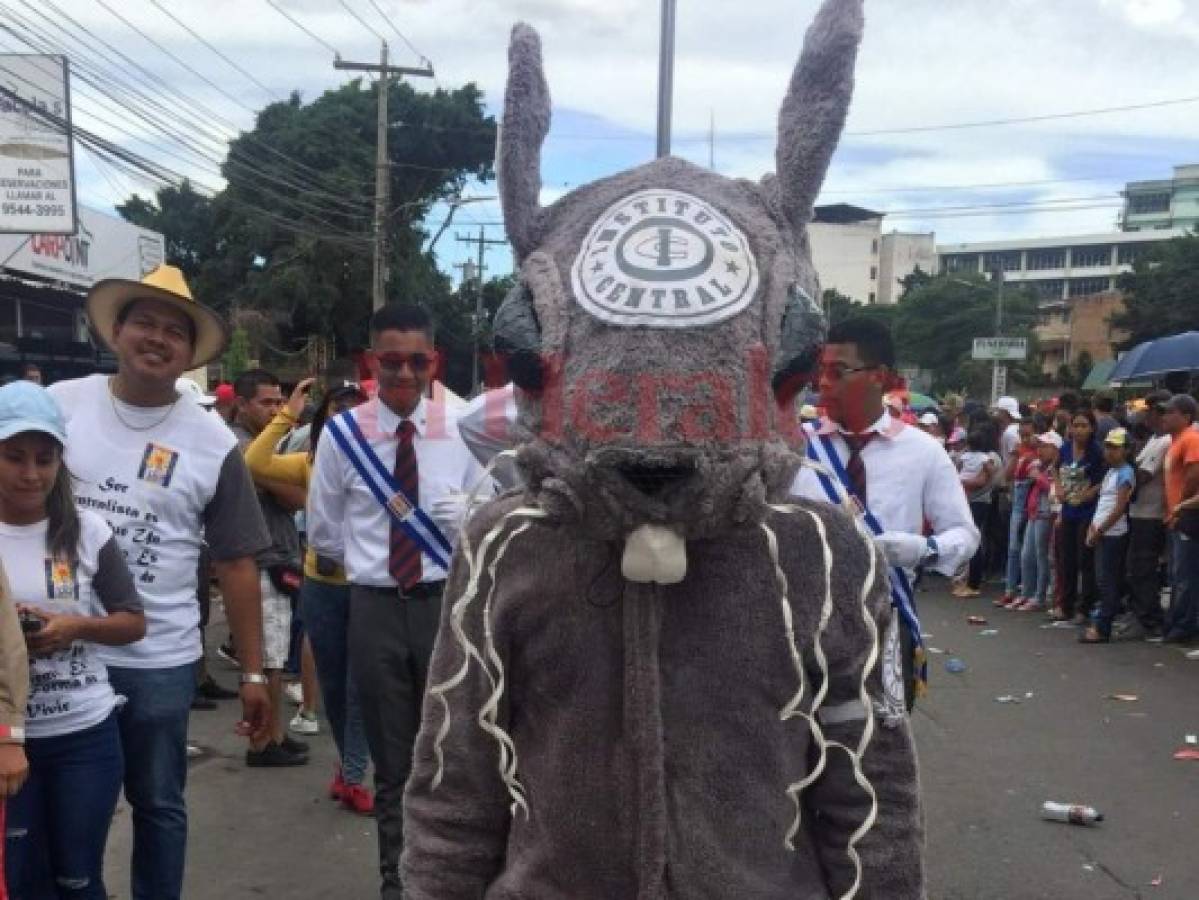 La mascota del Instituto Central Vicente Cáceres desata avalancha de fotos en desfiles patrios