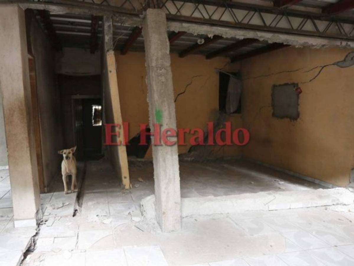 Por falla geológica desalojan viviendas en la aldea Suyapa en la capital de Honduras