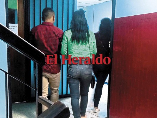 Muchas personas pierden su dinero en formularios y pagos que solo resultan ser una estafa, pues en la capital solo hay una agencia de colocaciones constituida legalmente.