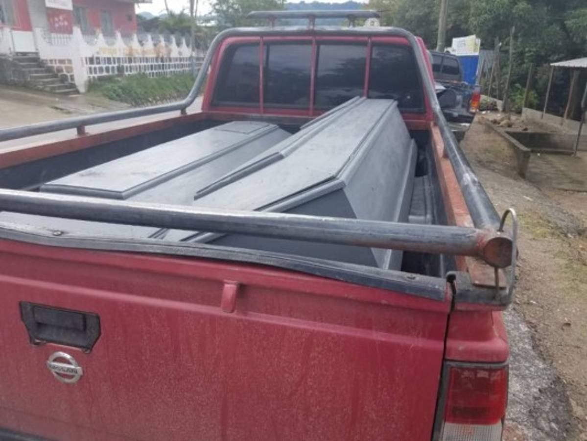 Estos son los féretros para los infantes soterrados por el deslizamiento de la tierra.