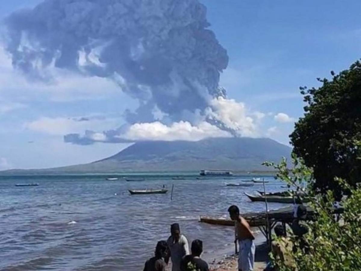 Miles de personas evacuadas tras erupción de volcán en Indonesia