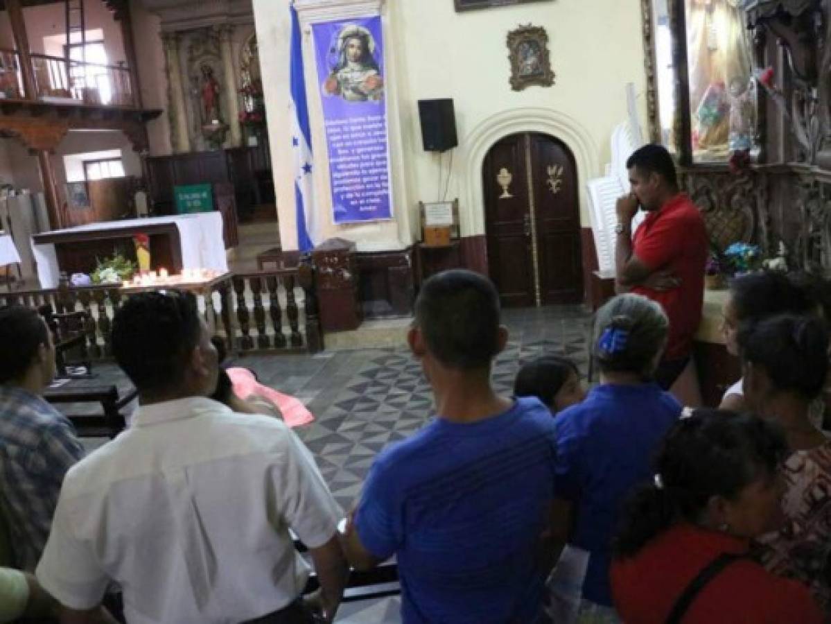 'Estaba a su lado y pedí paz por él': Mujer que vio morir a feligrés en iglesia de Santa Rosa de Copán