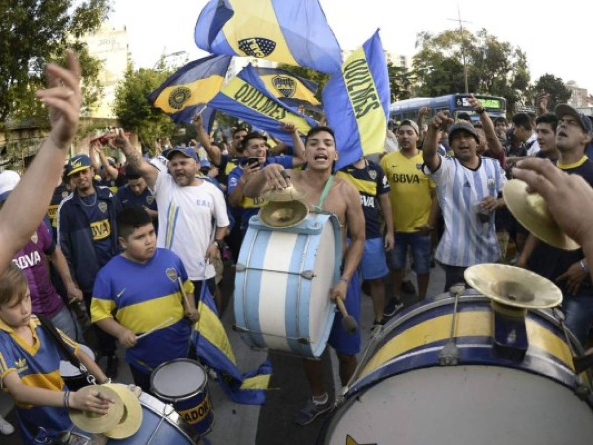 Hinchas despiden a Boca con banderazo y le piden traiga la Copa Libertadores