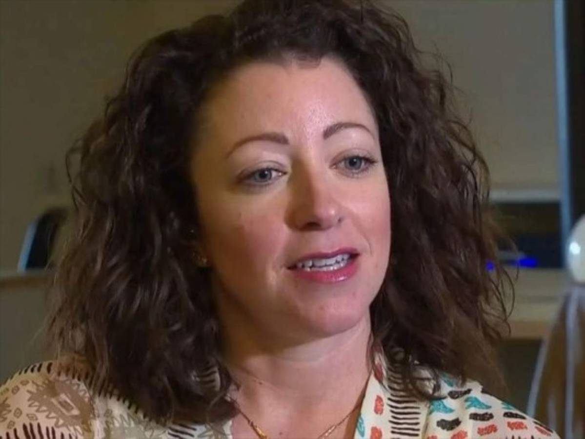 Mujer muerde perla mientras cena en restaurante   