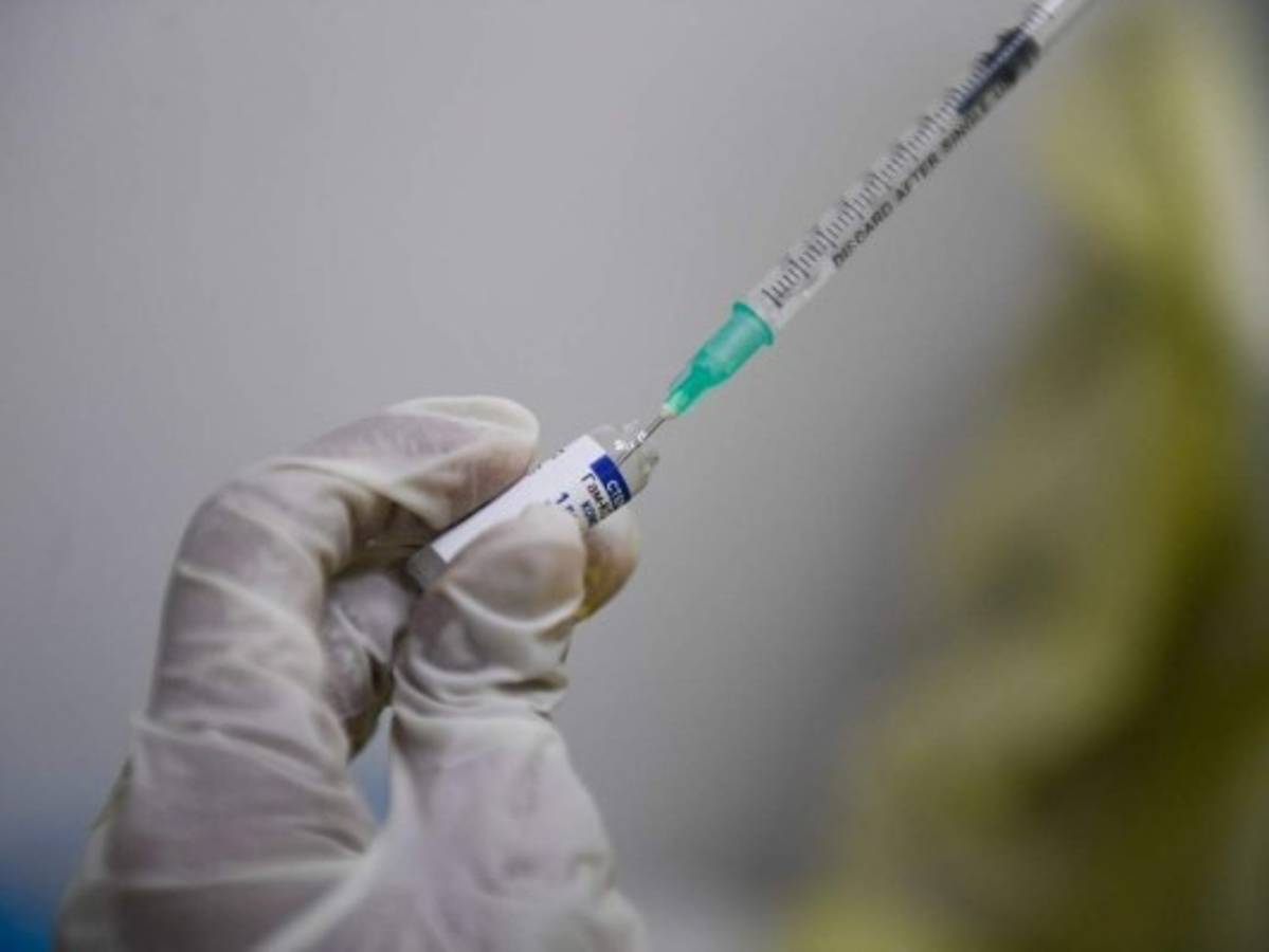 ¿Deben vacunarse primero contra covid-19 los políticos y militares? La OPS responde