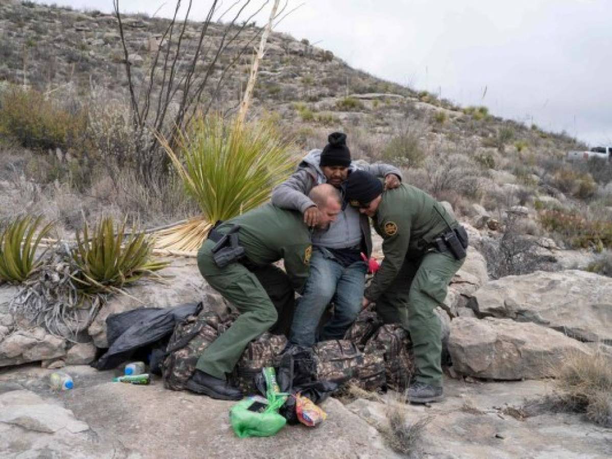 El hombre, de origen guatemalteco, cruzó la frontera de manera ilegal con otro grupo de inmigrantes. Los agentes lo cargaron para darle asistencia médica. Foto: AFP
