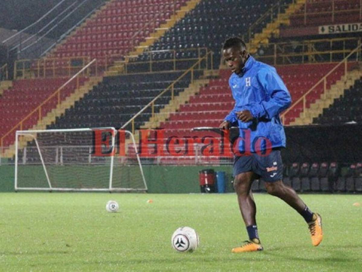 El capitán de Honduras, Maynor Figueroa, trabaja en el estadio de Alajuela bao una fuerte lluvia este jueves. Foto: La Nación - El Heraldo.