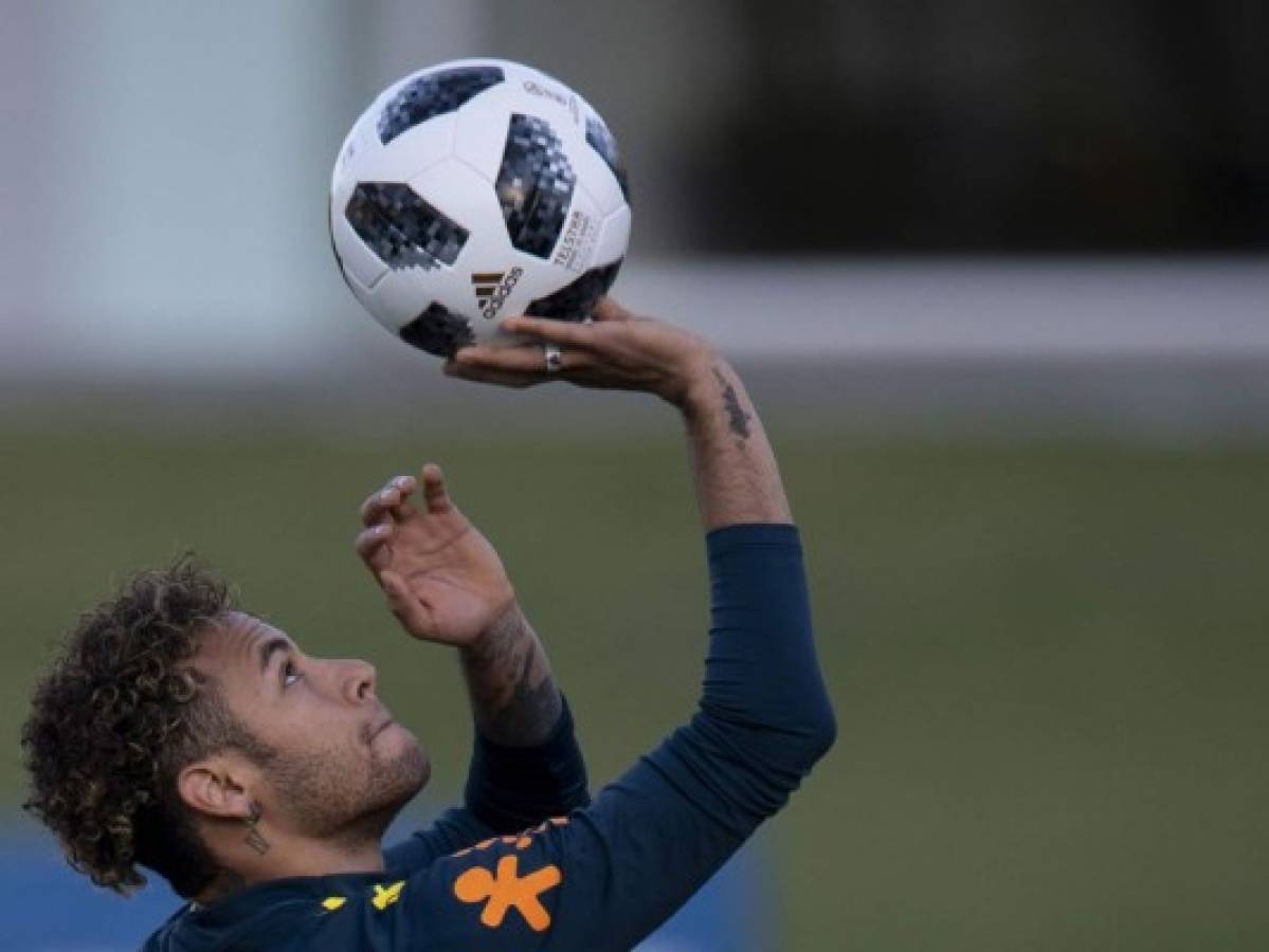 Neymar evoluciona 'mejor de lo que esperábamos', aseguran médicos de Brasil