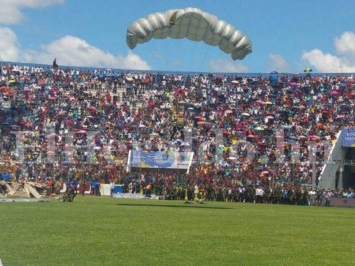 Paracaidistas y estrategias militares presentes en desfiles patrios 2016