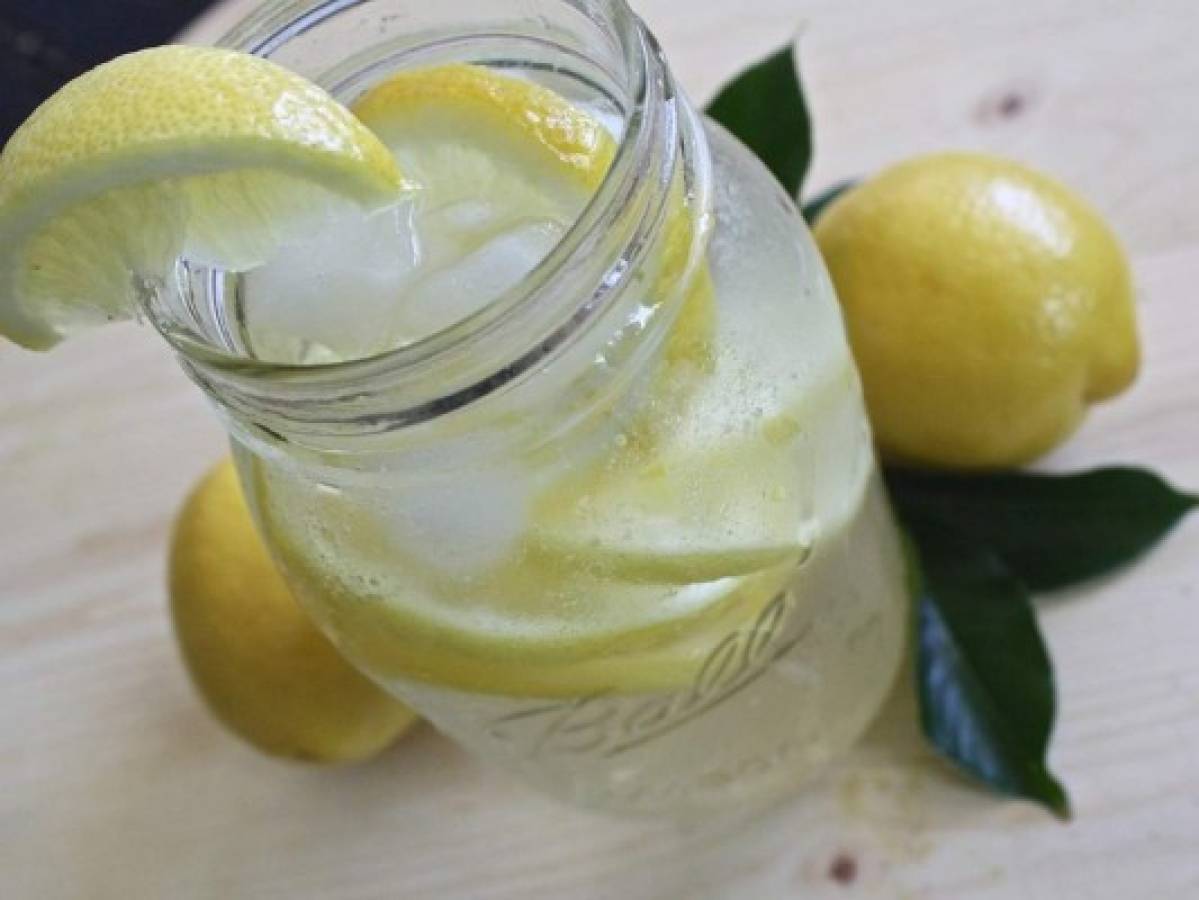 Los pros y contras de tomar agua con limón en ayunas
