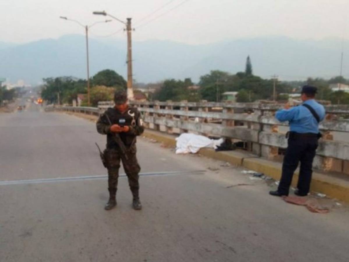 Supuestos policías raptan a hombre y lo dejan colgado de un puente en Cortés