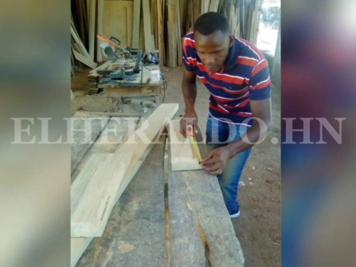 El defensa hondureño Dilmer Gutiérrez se refugia en la ebanistería