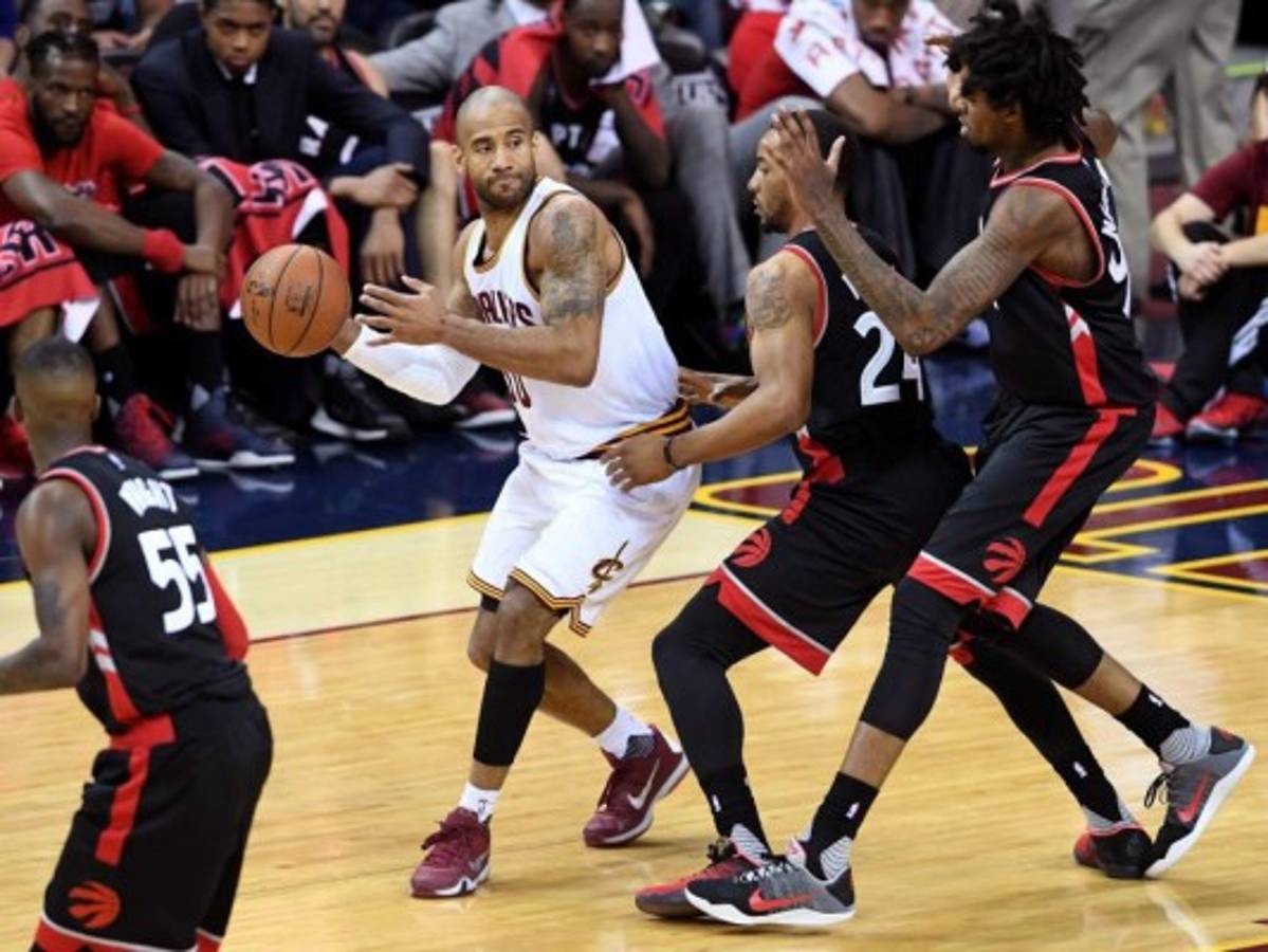 Cavaliers aplastan a Raptors y se ponen al frente 1-0 en final de la Conferencia Este