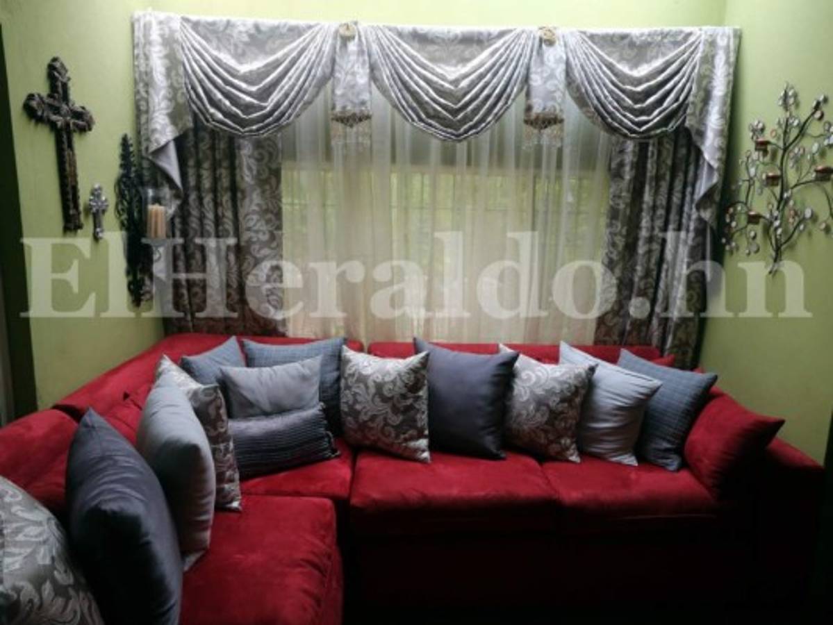 Un modelo de cortina elaborada por Nora Gálvez, la cual consta de varias piezas que adornan una sala con fineza y elegancia. Los cojines de los muebles son obras de esta talentosa costurera, foto: David Romero/El Heraldo.