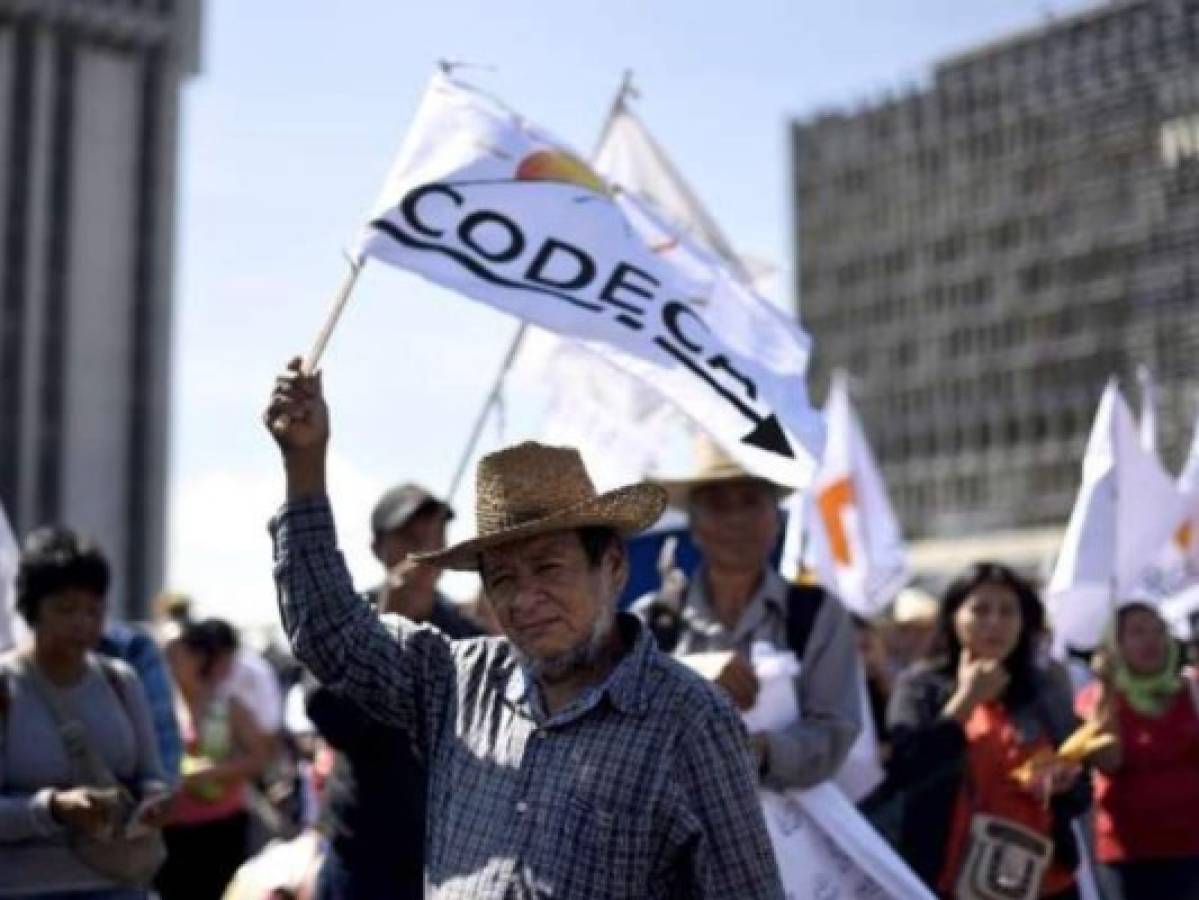 Miles de indígenas protestan contra presidente guatemalteco  