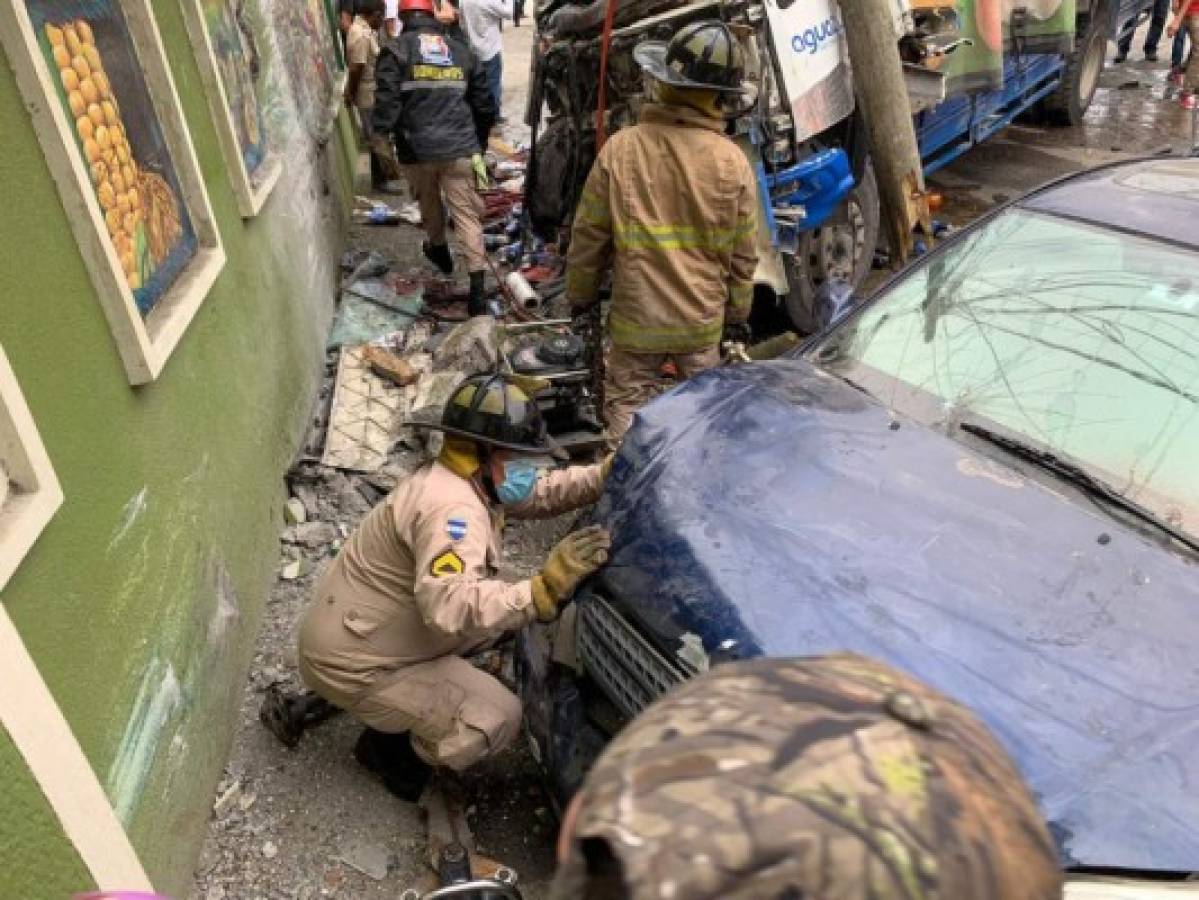 Rescatan a dos personas atrapadas tras aparatoso accidente de camión en Copán  