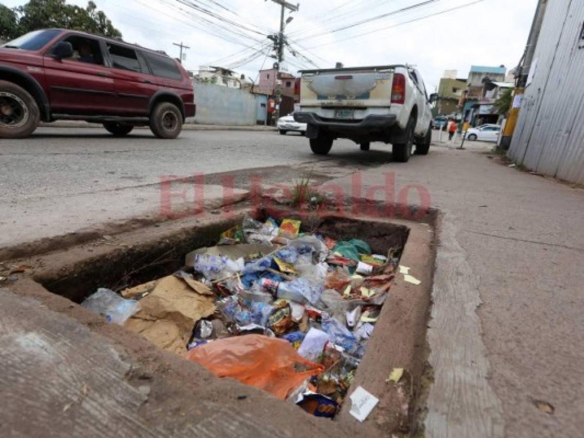 Como basurero utilizan un tragante en la colonia Prados Universitarios de Tegucigalpa  