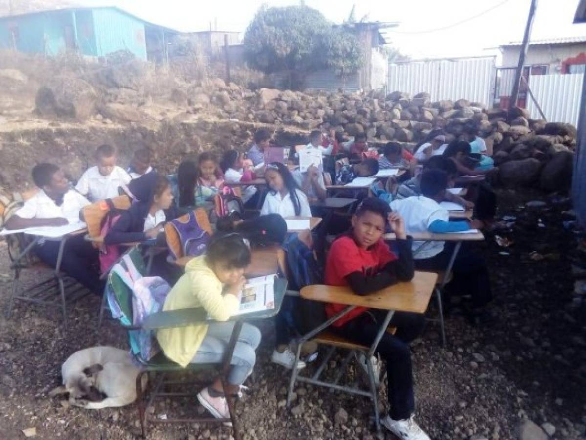 Más de 40 niños reciben clases bajo el fuerte sol