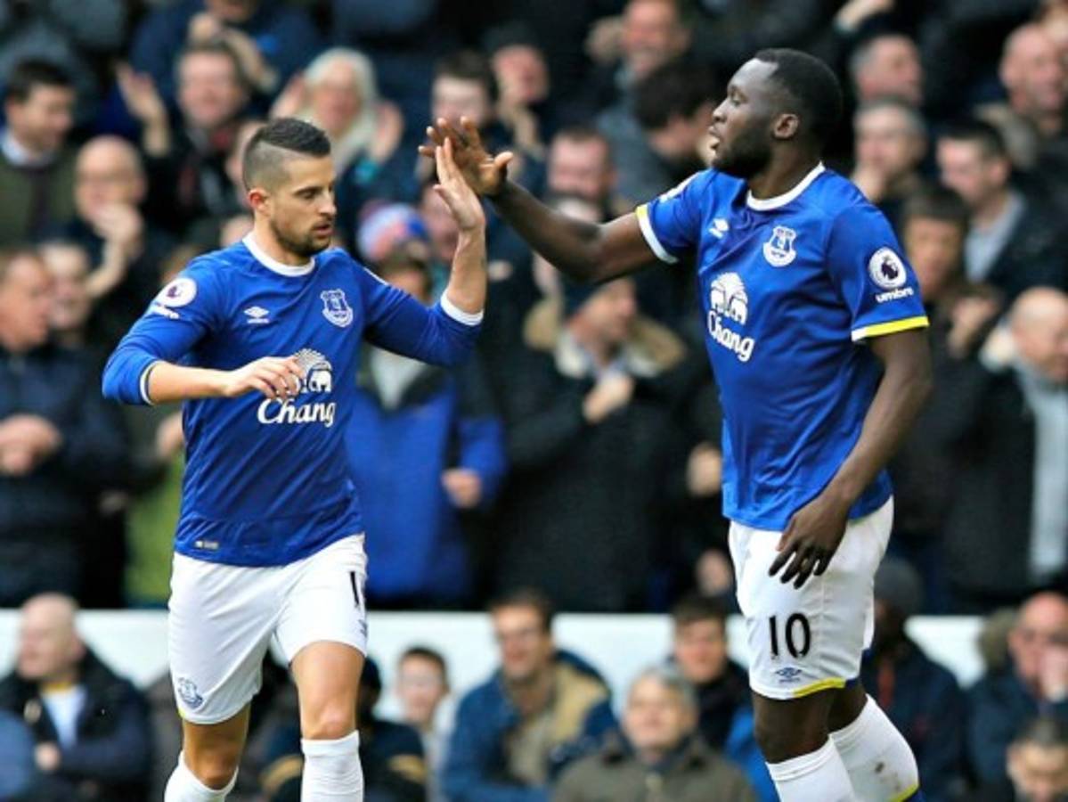 Romelu Lukaku, celebra un gol del Everton ante Tottenham en la Premier League. (AP Photo/Alastair Grant)