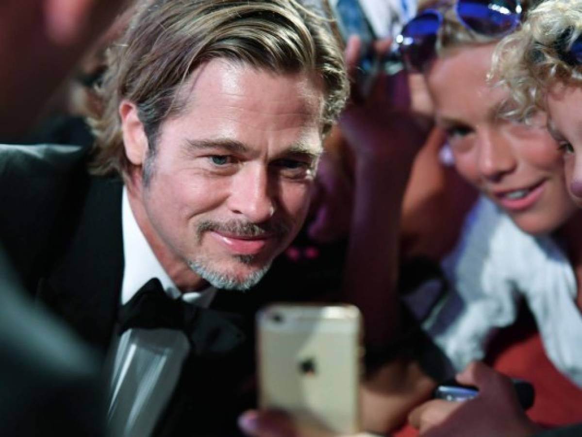 Brad Pitt causa furor en la alfombra roja de Venecia