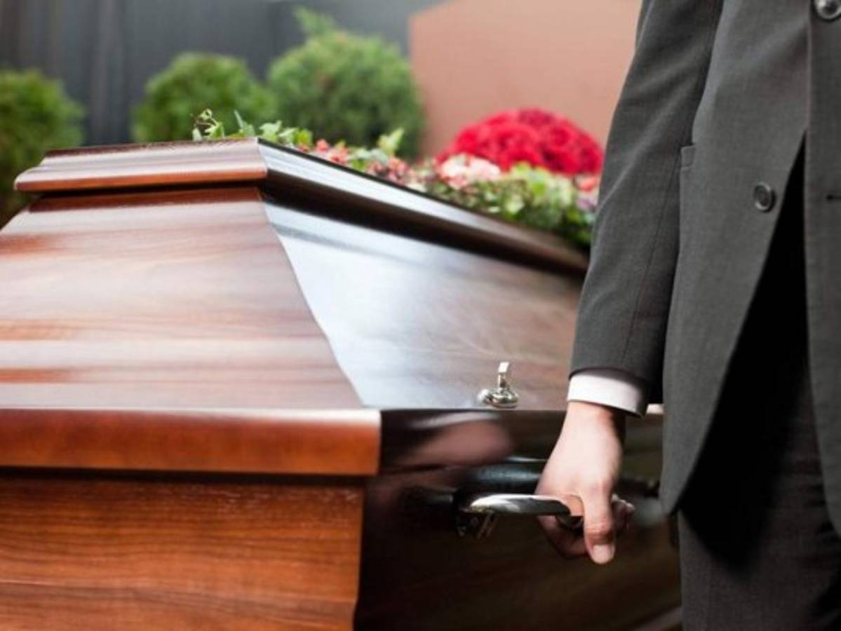 Insólito: Policías en una funeraria usan el dedo de un muerto para desbloquear su celular