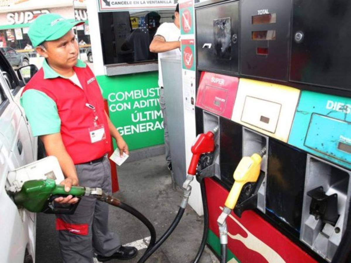 Vigente tercera rebaja a los precios de los combustibles