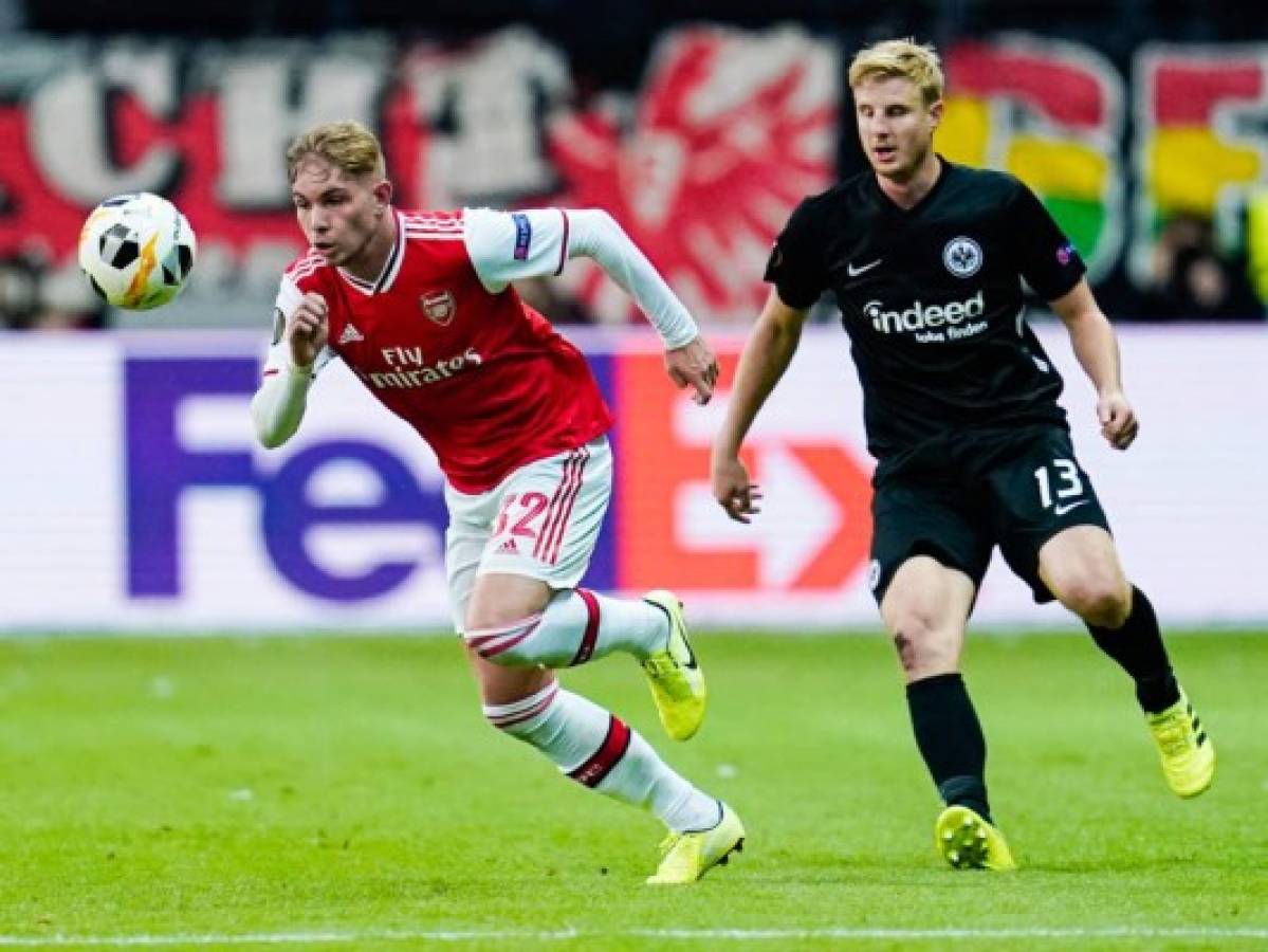 Arsenal's English midfielder Emile Smith Rowe (L) and Frankfurt's German defender Martin Hinteregger vie for the ball during the UEFA Europa League Group F football match Eintracht Frankfurt v Arsenal in Frankfurt am Main, western Germany, on September 19, 2019. (Photo by Uwe Anspach / dpa / AFP) / Germany OUT